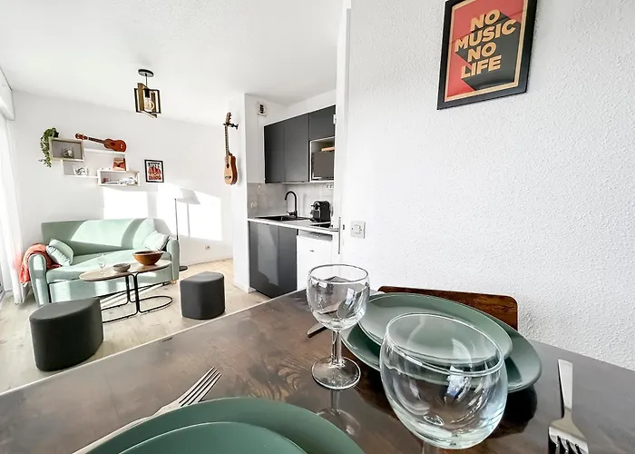 Le Refrain, Entre Et Musique