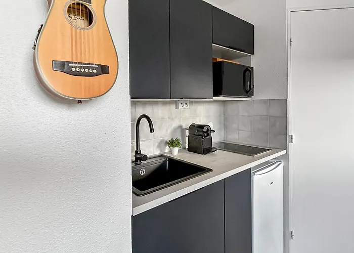 Le Refrain, Entre Et Musique