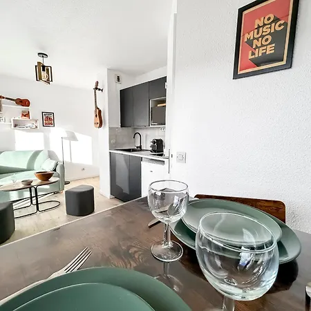 Le Refrain, Entre Et Musique