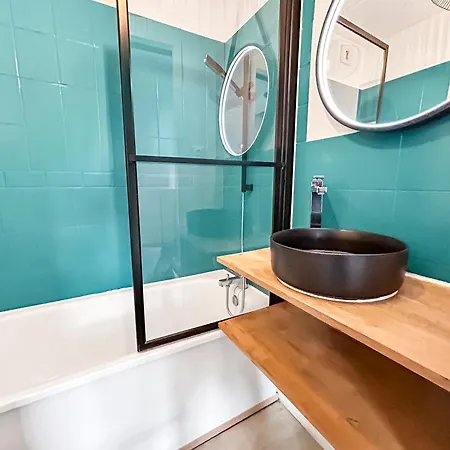 Le Refrain, Entre Et Musique