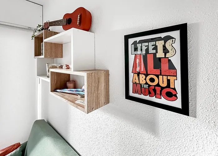 Le Refrain, Entre Et Musique *