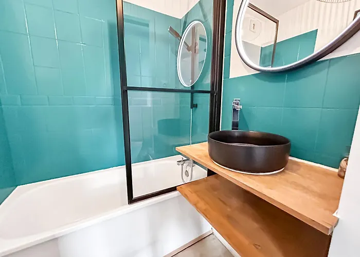 Le Refrain, Entre Et Musique